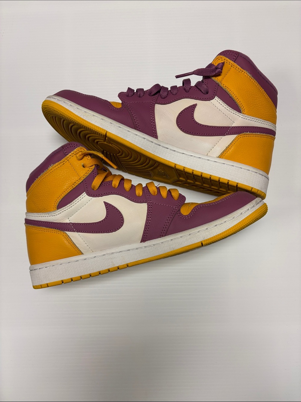 Jordan 1 Retro High OG
Brotherhood
Mens Size 10 - Picture 3 of 7